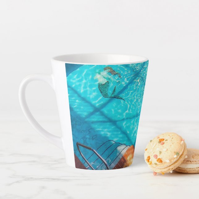 Tasse Latte Sirène dans une piscine (En situation)