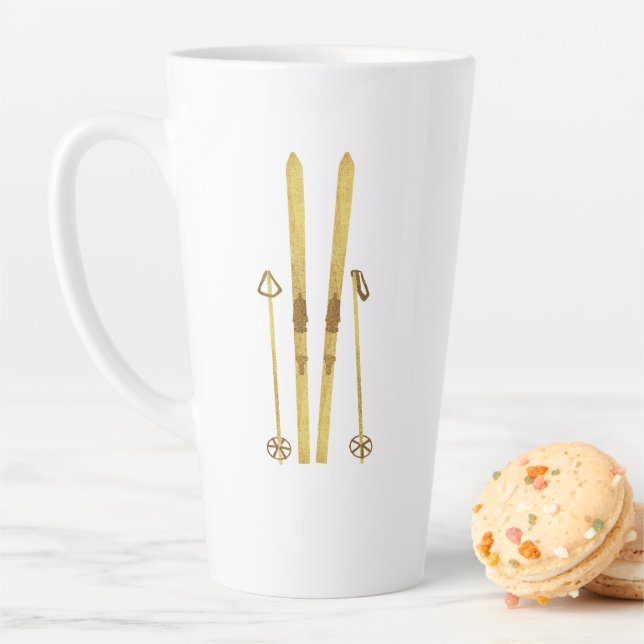 Tasse Latte Skis Et Poles D'Or | Retro Ski Illustration (En situation)