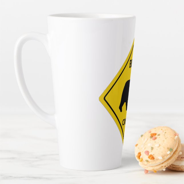 Tasse Latte SlipperySignal de passage de l'ours de Joe silhoue (En situation)
