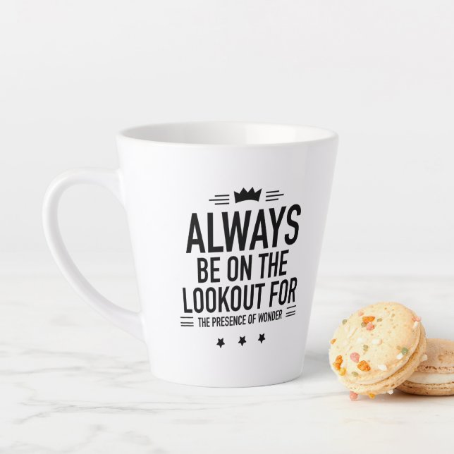Tasse Latte Soyez noir sur le guet (En situation)