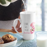 Tasse Latte Stand Exotique Moderne Haut Et Être Fabuleux Flama<br><div class="desc">Stand Exotique Moderne Haut Et Être Fabuleux Flamant rose</div>