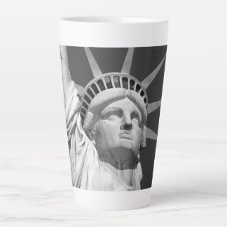 Tasse Latte Statue noire et blanche de la Liberté