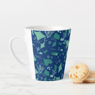 Tasse Latte Stingrays Ocean Reef Motif sur Navy Blue