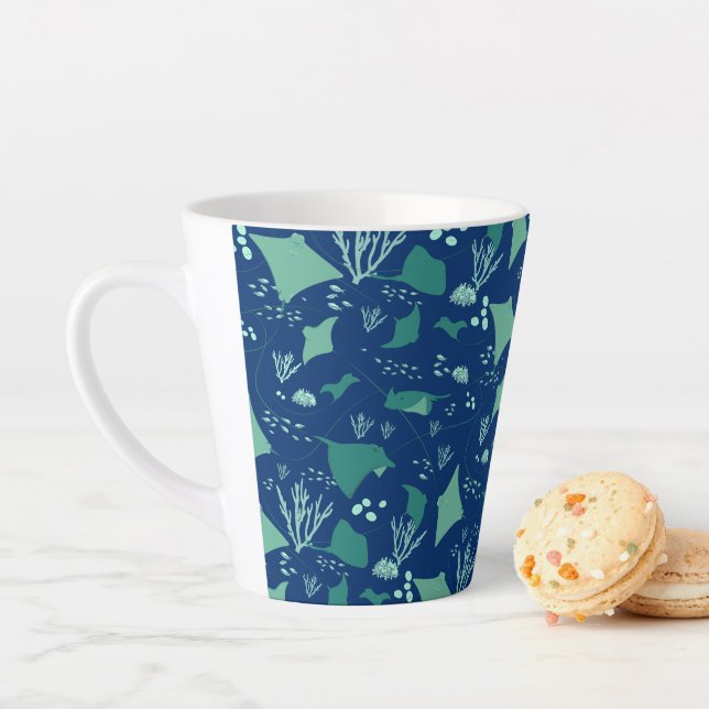 Tasse Latte Stingrays Ocean Reef Motif sur Navy Blue (En situation)