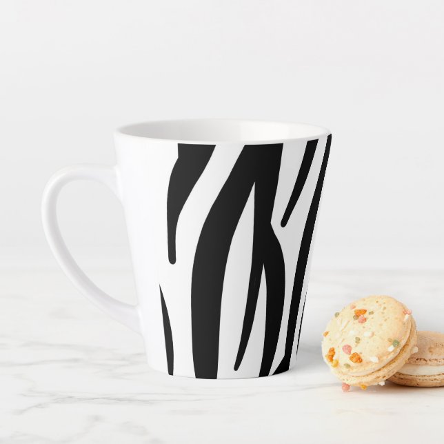 Tasse Latte tendance girly chic noir et blanc zèbre rayures (En situation)