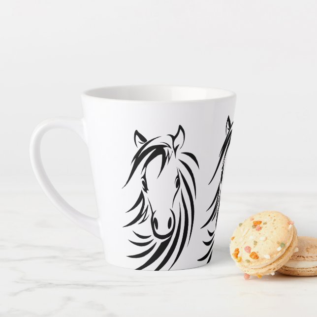 Tasse Latte Têtes de cheval noir (En situation)