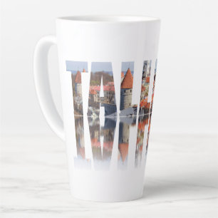 Tasse Latte Texte de Tallinn composé de vue sur la vieille vil