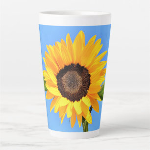 Tasse Latte Tournesol jaune contre soleil sur ciel bleu - été