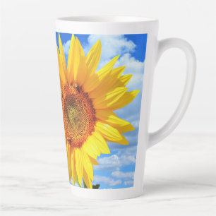 Tasse Latte Tournesol jaune et abeilles sur le ciel bleu Latte