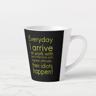 Tasse Latte Tous les jours j'arrive au travail des cadeaux amu