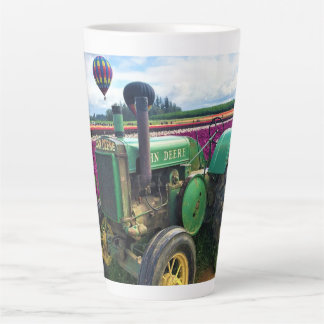 Tasse Latte Tracteur vert en Tulip Field, Oregon