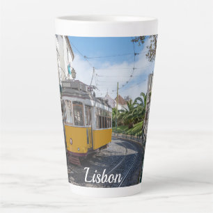 Tasse Latte Tramway jaune rétro dans la rue à Lisbonne, Portug