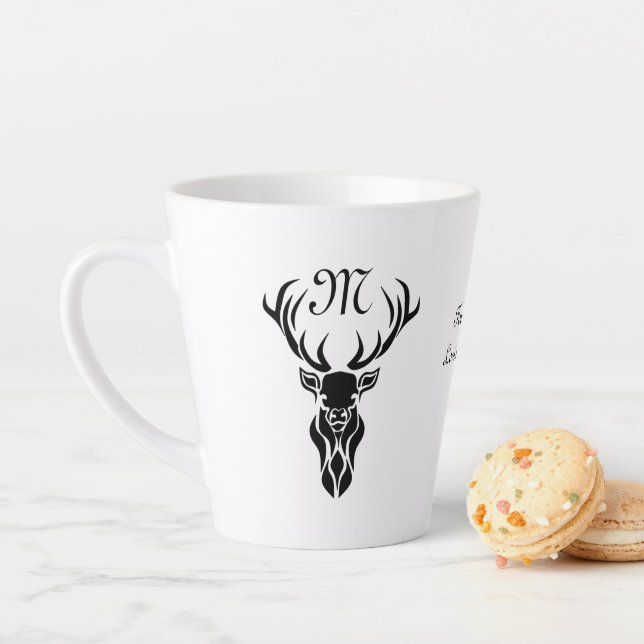 Tasse Latte Tribal Black Stag Silhouette Monogramme (En situation)