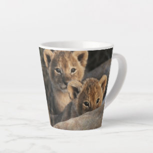 Tasse Latte Trio de lionceaux avec leur mère