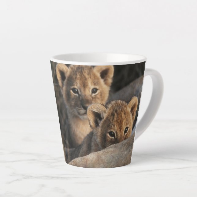 Tasse Latte Trio de lionceaux avec leur mère (Angle droit)
