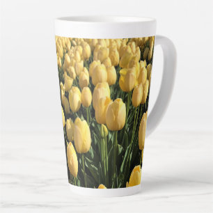 Tasse Latte Tulipes jaunes dans un champ, Oregon