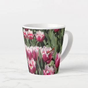 Tasse Latte Tulipes roses avec boue en latte de paon papillon