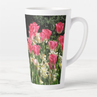 Tasse Latte Tulipes roses de grandes taches en latte