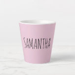 Tasse Latte Typographie moderne Nom rose<br><div class="desc">Un bijou moderne et branché nom de police tasse avec arrière - plan rose. ajoutez votre propre nom ou vos initiales. Si vous préférez choisir parmi de nombreuses autres polices.</div>