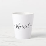 Tasse Latte Typographie moderne tendance Nom<br><div class="desc">Jour populaire de typographie de script tendance personnalisée nom tlatte mug avec des swashes typographiques ou fleurit. Design de typographie simple et élégant.</div>