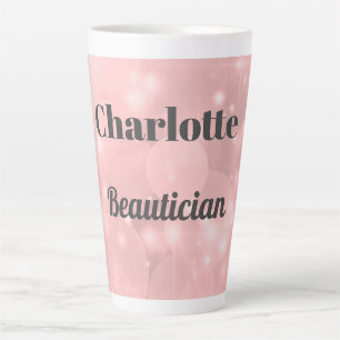 Tasse Latte Un Beauticien rose brillant et personnalisé