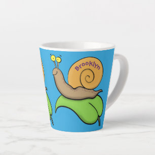 Tasse Latte Un mignon escargot heureux sur une illustration d'