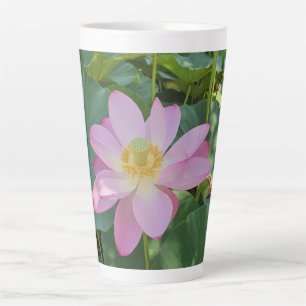 Tasse Latte Une fleur de lotus vibrante