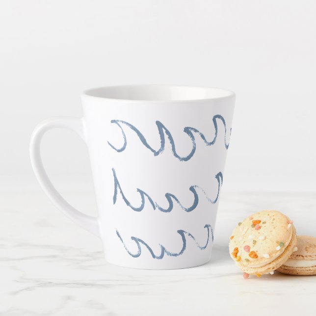 Tasse Latte Vagues minimes Abstrait main tiré Motif de mer (En situation)