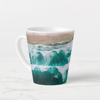 Tasse Latte Vagues océaniques dynamiques Vue côtière Pittoresq