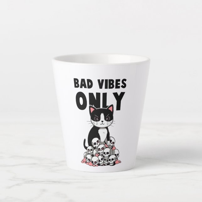 Tasse Latte Vibes incorrectes uniquement - Chat et crânes (Devant)