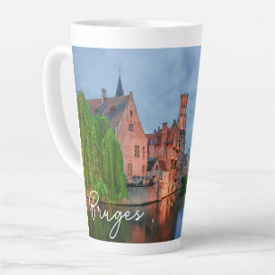 Tasse Latte Vieille ville et beffroi la nuit à Bruges