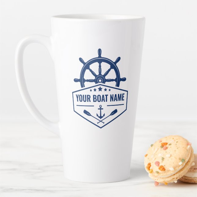 Tasse Latte Votre nom de bateau avec Ancre Oars Helm 2 Side La (En situation)