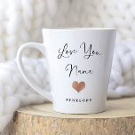 Tasse Latte Vous aimez Nana | Script manuscrit et coeur<br><div class="desc">Cette tasse en latte simple et élégante dit "Love you Nana" dans un script noir à la mode et manuscrit avec un faux coeur d'or rose et un spot pour le nom de son petit-enfant.</div>