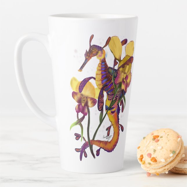 Tasse Latte Weedy Seadragon avec orchidées (En situation)