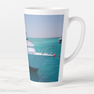Tasse Latte Yacht blanc neigé près de l'île blanche en mer Rou