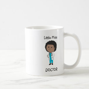 Tasse mignonne d'Afro-américain de femme docteur