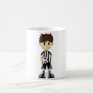Tasse mignonne de garçon du football