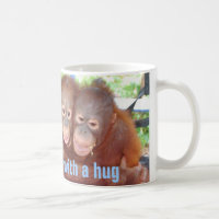 Tasse mignonne d'étreinte avec des animaux