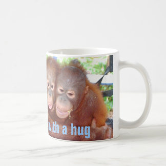 Tasse mignonne d'étreinte avec des animaux