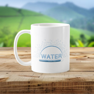 Tasse minimale bleue pour une bonne journée à l'ea