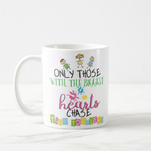Tasse minuscule d'enfants en bas âge de chasse de