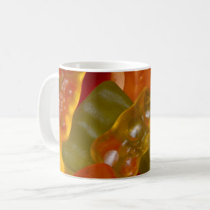 Tasse mit vielen bunten Gummibärchen Café