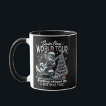 Tasse Mug de Noël Père Noël Rétro Rock<br><div class="desc">Père Noël Rétro Rock Rendez vos matinées encore plus magiques (et un peu rebelles !) avec ce mug de Noël au design Père Noël rétro en pleine session de guitare rock. Parfait pour le café, le thé ou le chocolat chaud, ce mug apporte une vibe festive et vintage à chaque...</div>