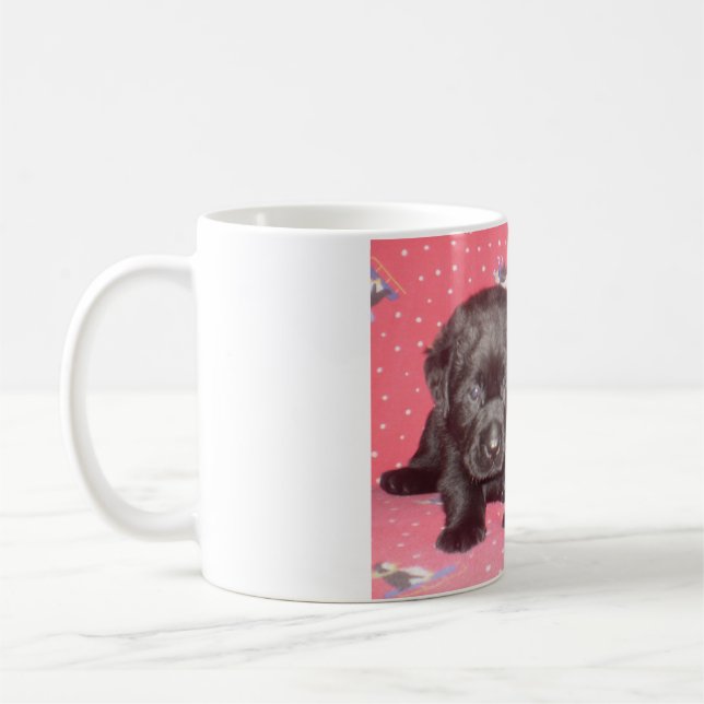 Tasse noire de ~ de chiots de labrador retriever (Gauche)