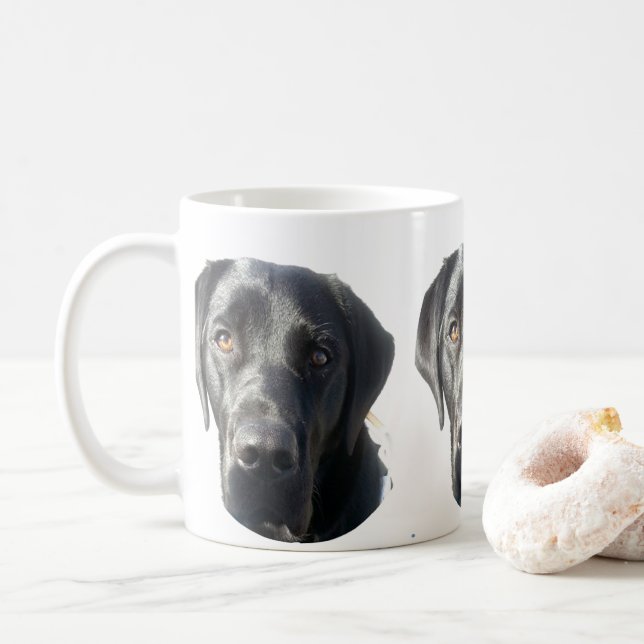 Tasse noire de labrador retriever (Avec donut)