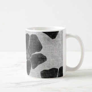Tasse noire de motif de fleur