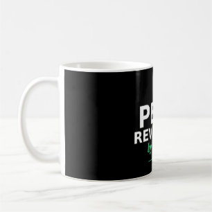 Tasse noire de science drôle examinée par mon chat