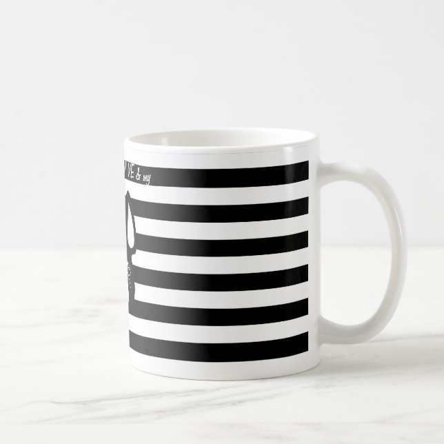 Tasse noire et blanche d'amour de bouledogue (Droite)