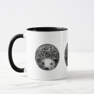 Tasse noire et blanche de hérisson