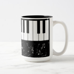 Tasse noire et blanche de musique de piano